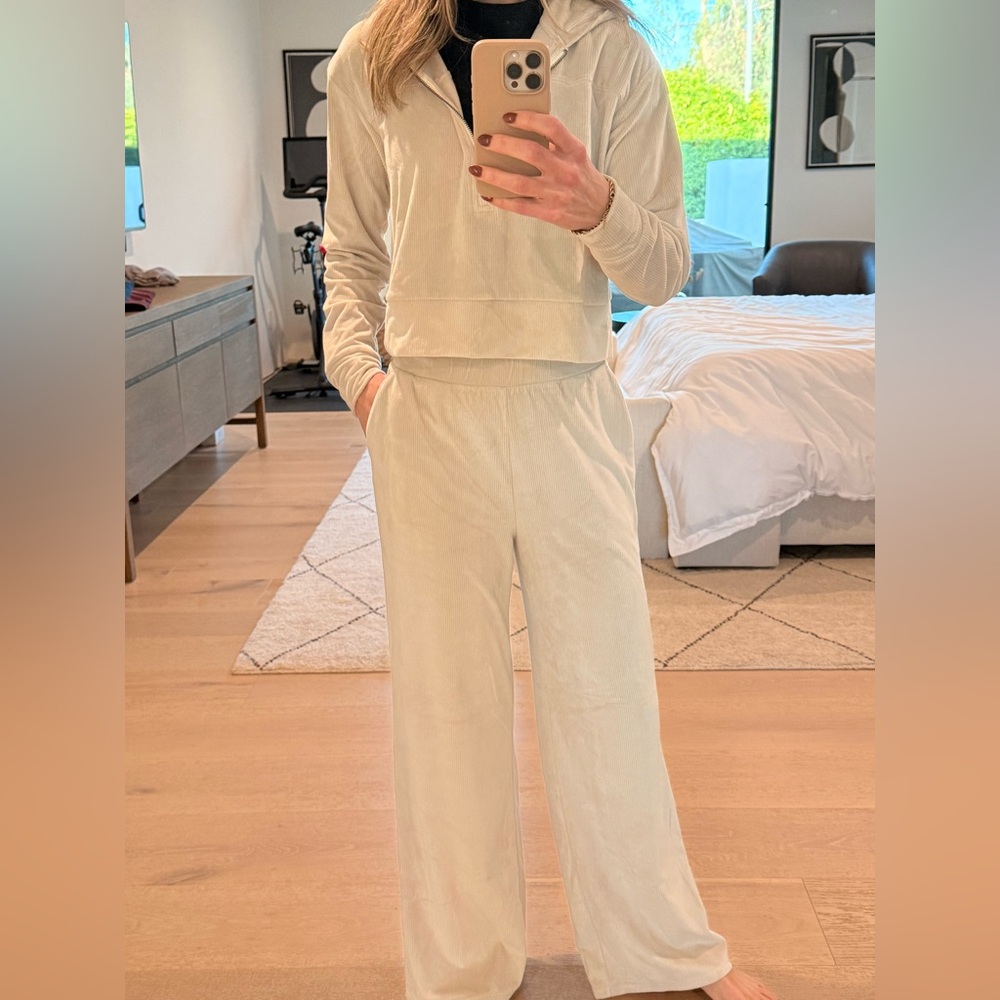 Vuori velour ribbed pant and sweater set in small. Super soft